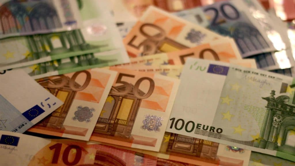 Peste 200.000 de euro furați: un român a delapidat fonduri de la barul angajatorului său