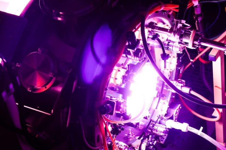 Startup-ul Helion accelerează spre 2028, atingând temperaturi remarcabile în căutarea fuzionării energetice