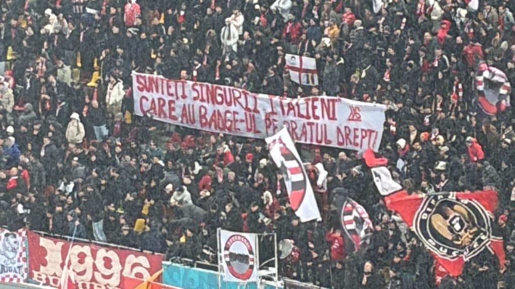 Arena Națională în Flăcări de Mesaje: Suporterii se Duelază cu Bannere la Rapid – Dinamo