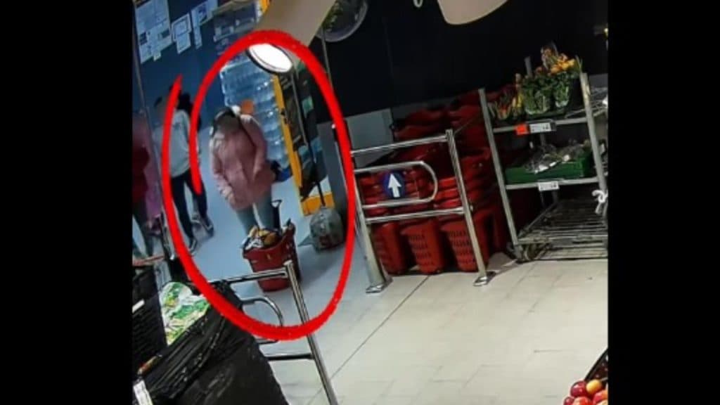 Cinci indivizi prinși în Timiș după ce au folosit cardul unei femei care și-a uitat portofelul. Retragerile de numerar au fost surprinse de camerele de supraveghere