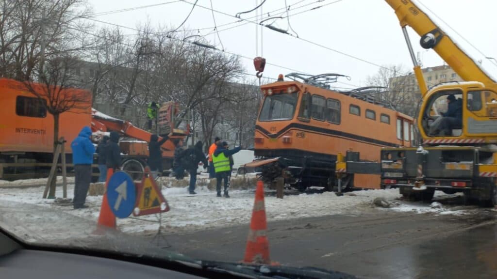 Sistemul de transport din Capitală este în criză: tramvaiele nu sunt singurele care cedează, acum și frezele de deszăpezire sunt afectate