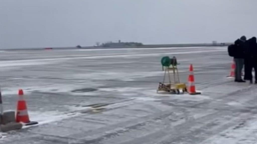Aeroportul Suceava în criză: Pista înghețată provoacă întârzieri masive și pasageri blocați în terminal