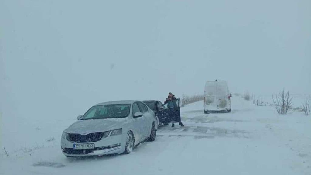 Nebunie în județul Constanța: o ambulanță a derapat, iar trei microbuze și două mașini sunt blocate în trafic