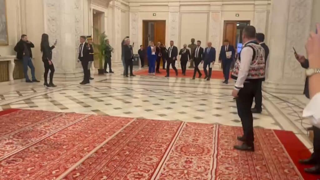 Ilie Bolojan se eschivează din nou de presă, adoptând o atitudine provocatoare. Strategiile sale pentru revitalizarea economică se conturează în secret