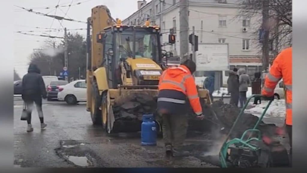 Scene uimitoare pe o arteră circulată din țară. Drum refăcut cu ajutorul buteliei de gaz