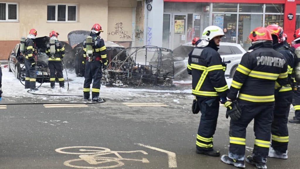 Scene cutremurătoare: scheletul mașinii electrice mistuit de flăcări pe o șosea din Crângași, în urma unei tragedii în care o femeie de 51 de ani și-a pierdut viața, iar soțul ei a suferit arsuri severe