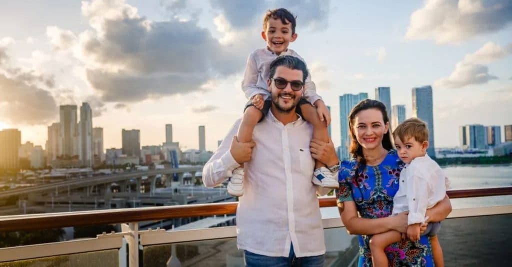 „Îmi construiesc amintiri pentru copii în loc de ziduri – Răzvan Pascu, influencer în turism, a explorat peste 60 de colțuri ale lumii, alături de familie.”