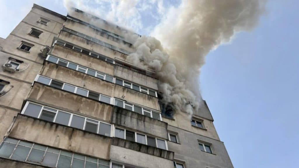 Flăcări devastatoare într-un apartament din Iași: șapte persoane, inclusiv doi copii, salvate de urgență