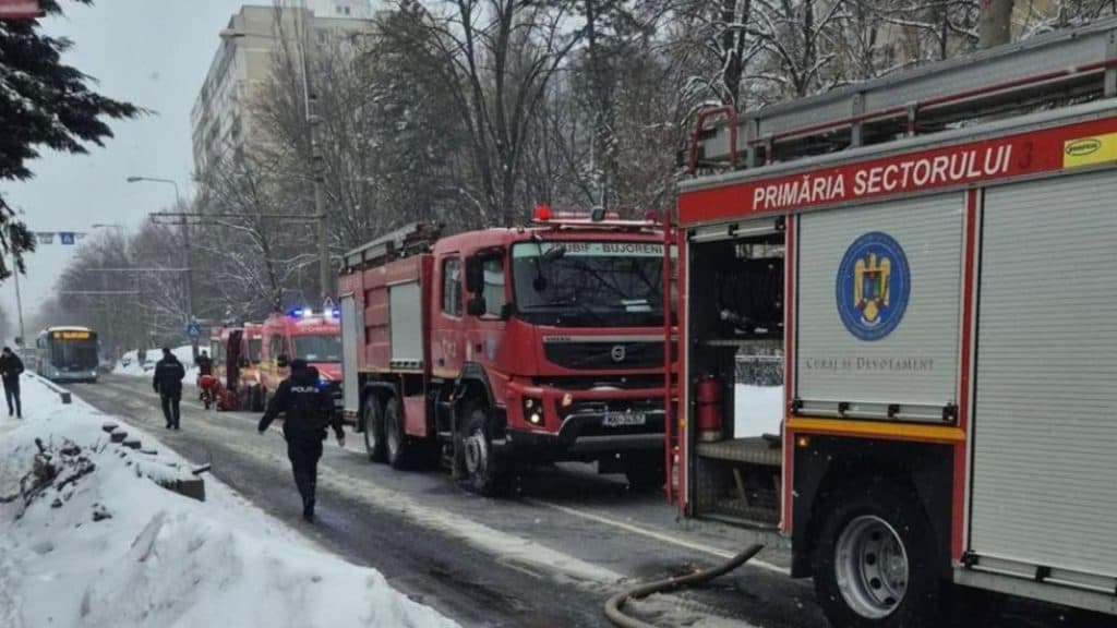Flăcări într-un apartament din București: un bărbat de 60 de ani, dus de urgență la spital