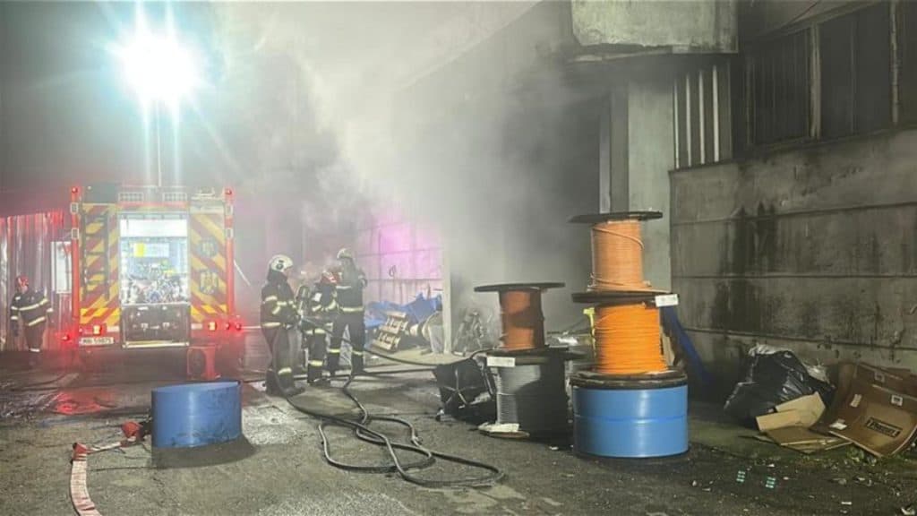 Flăcări devastatoare în Tulcea: hala cu pericol de extindere către clădirile din apropiere