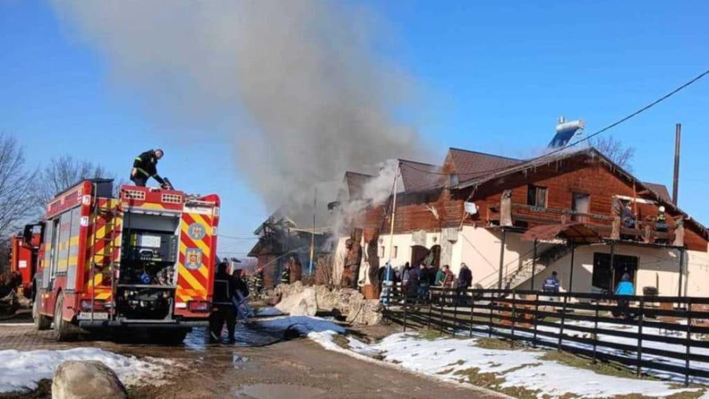 Flăcări devastatoare la o pensiune din România, turiști prinși în interior