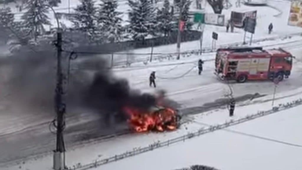 Flăcări devastatoare pe o șosea din Giurgiu: o mașină a fost complet consumată de incendiu, intervenția pompierilor a fost rapidă