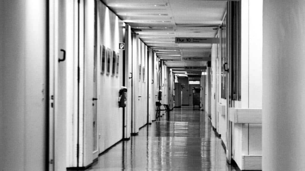 Evacuare de urgență într-un spital din Franța după ce un tânăr a fost găsit cu un proiectil de război în zona rectală