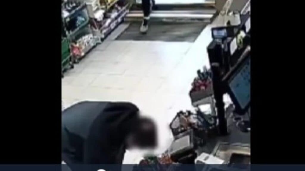 Incident uluitor în capitală: un tânăr irlandez de 22 de ani a fost înjunghiat de către un amic în locuința sa