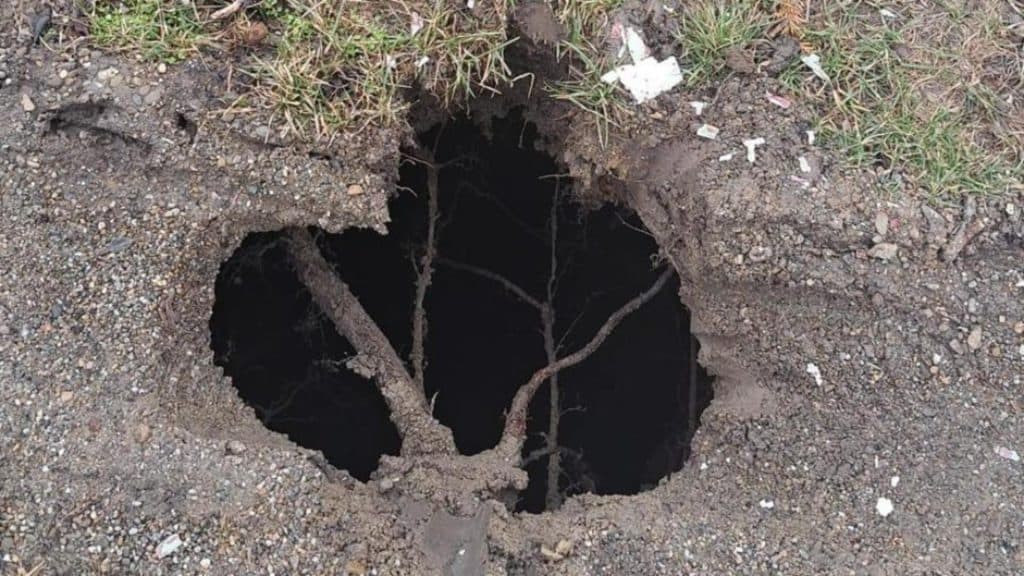 Pompierii intervin în Iași după o tasare de teren într-o gospodărie dintr-o comună