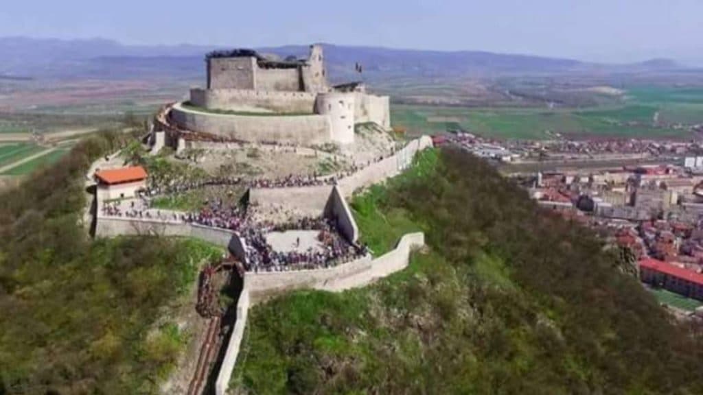 Spectacol dramatic la Cetatea Devei: un bărbat a amenințat cu sinuciderea