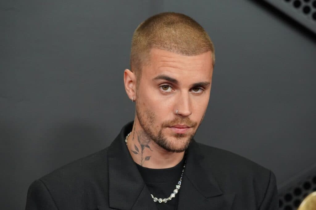 Justin Bieber șochează la Premiile Grammy 2026 cu o apariție îndrăzneață pe scenă!