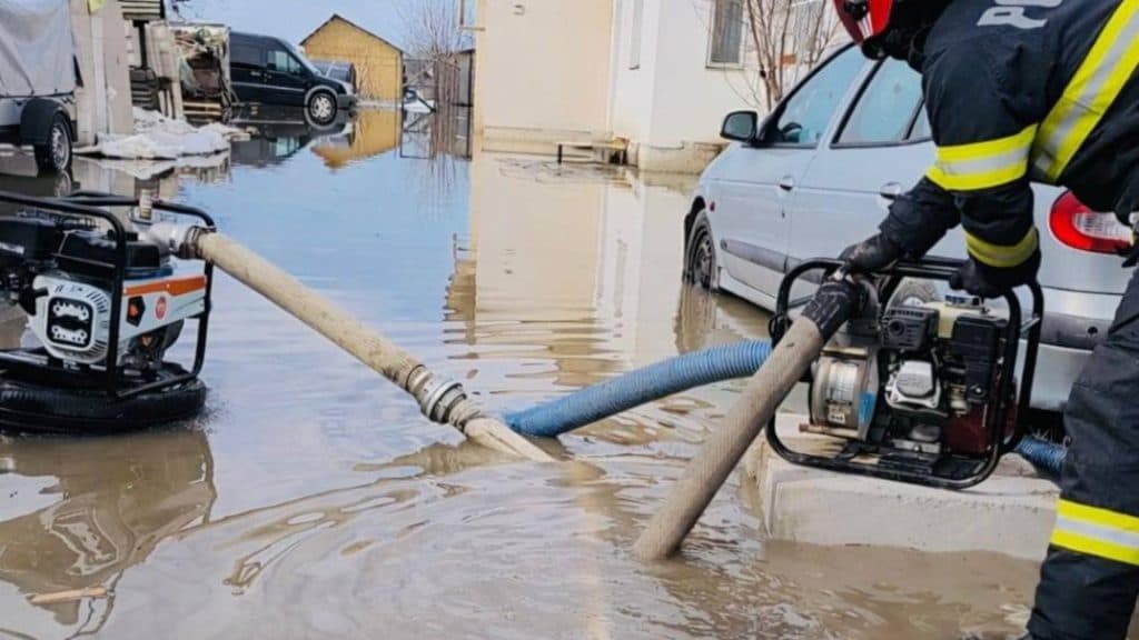 Inundații pe străzile din Mihăilești și Bolintin-Vale din cauza topirii zăpezii; pompierii sunt mobilizați pentru a curăța zonele afectate