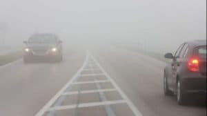 Atenție, șoferi! Ceața pune bețe în roate circulației în zece județe din țară