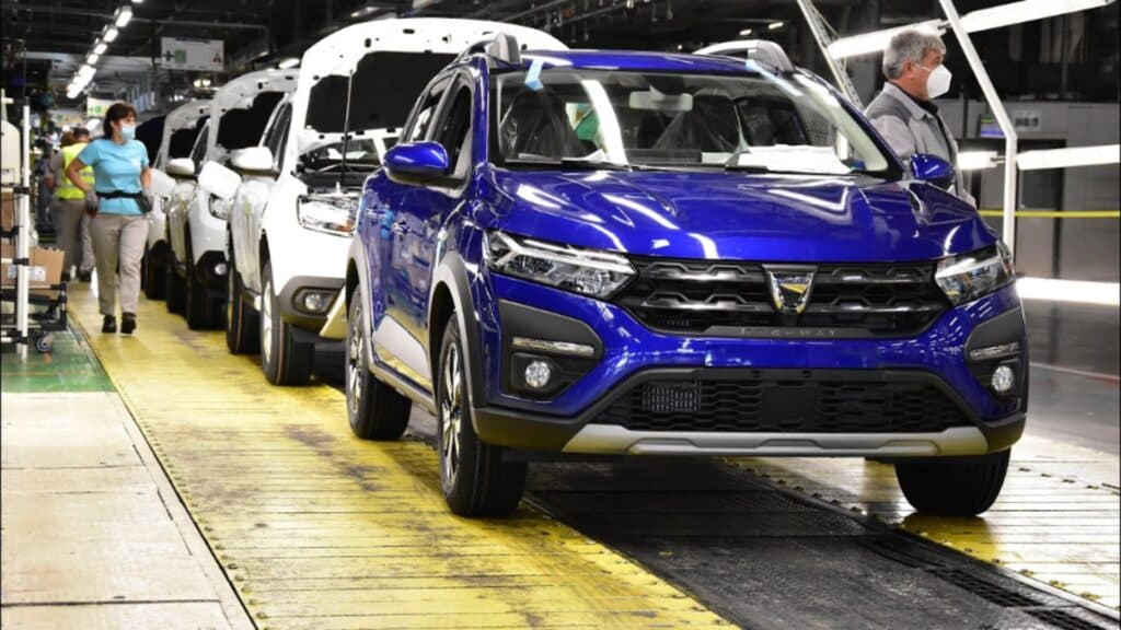 „Revoluția Plecărilor” la Dacia în 2026: Angajații pot beneficia de prime de până la 240.000 lei net pentru alegerea unei noi căi