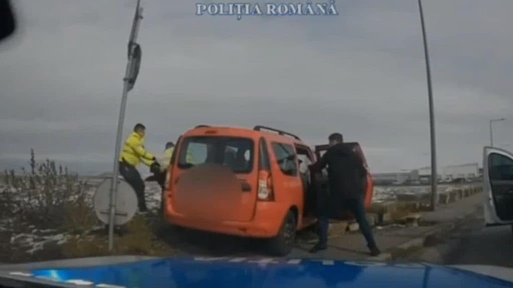 Mașină furată la sfârșitul anului trecut, descoperită în trafic la Sibiu: șoferul fără permis, prins după o urmărire de neuitat