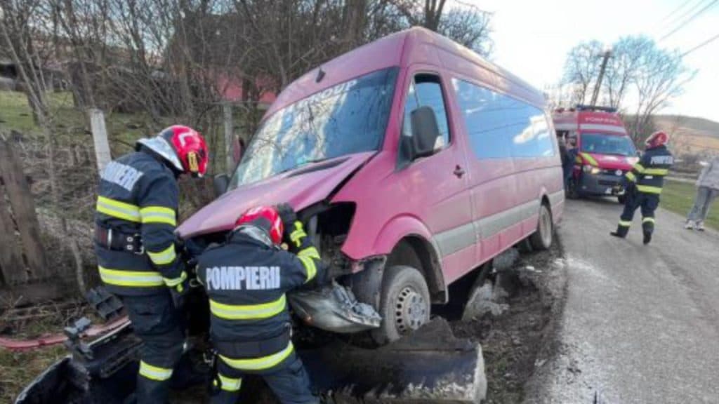 Accident de proporții la Valea Sânpetru: Un microbuz cu 11 călători, implicat, a necesitat intervenția a șase ambulanțe