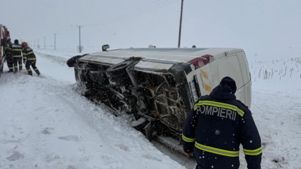 Accident pe DN5 în Giurgiu: Microbuz cu 16 călători răsturnat, intervenție de urgență în acțiune