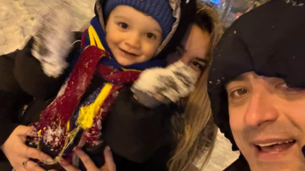 Un moment de neuitat pentru familia lui George Simion: liderul suveraniștilor, alături de soția sa, s-a distrat pe zăpadă cu micuțul Răducu, având sania în brațe