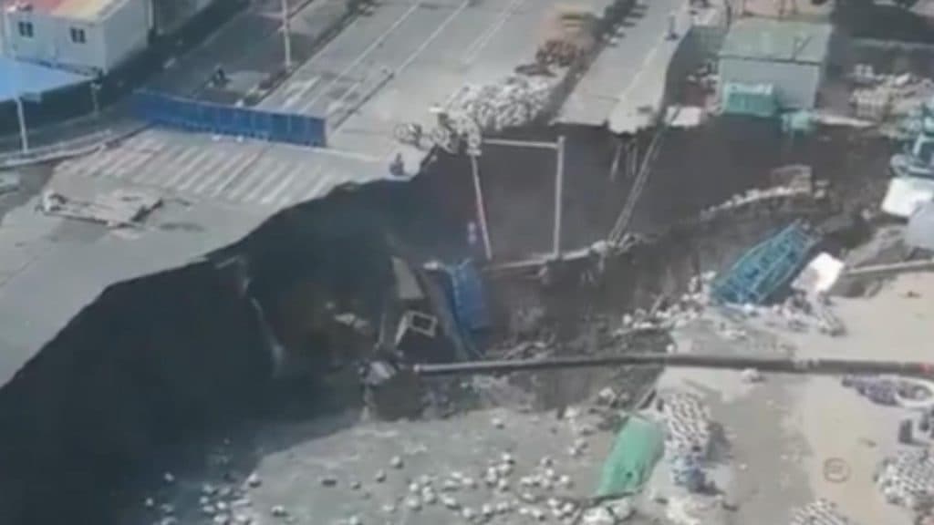 Intersecția din Shanghai se prăbușește sub privirile uluite ale trecătorilor: un crater imens în mijlocul drumului