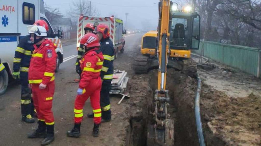 Un muncitor de 35 de ani, grav accidentat în Suceava, după ce a fost surprins de un mal de pământ
