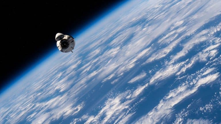Astronauții NASA pot acum să-și aducă telefoanele în misiunea lor spre Lună