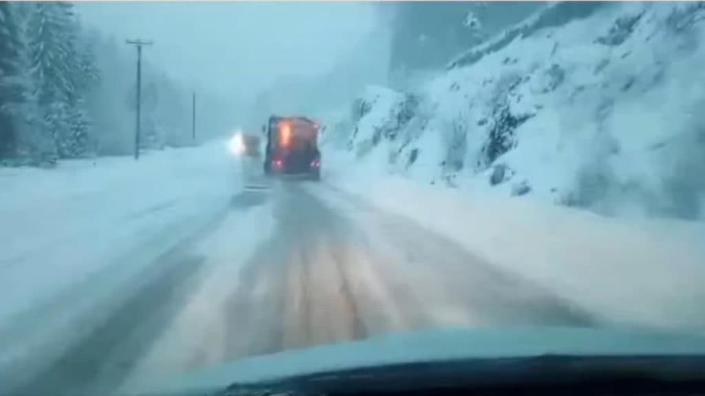 Ninsori masive în munții Vâlcii. Recomandările drumarilor pentru conducătorii auto