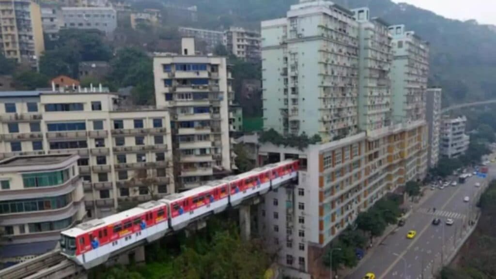 Orașul în care locatarii se deplasează cu liftul direct în stația de metrou din propriul bloc