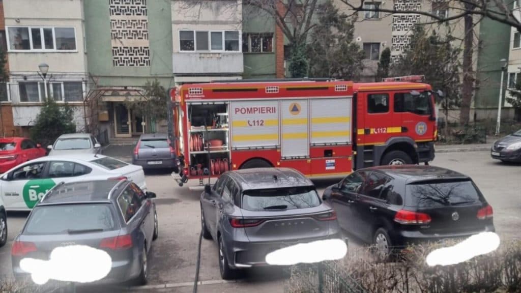 Sperietură în Craiova: locatarii unui bloc au fugit în grabă din calea focului