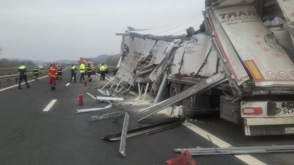 Accident grav pe autostradă: două TIR-uri, unul transportând sulfat de amoniu, s-au ciocnit pe A1