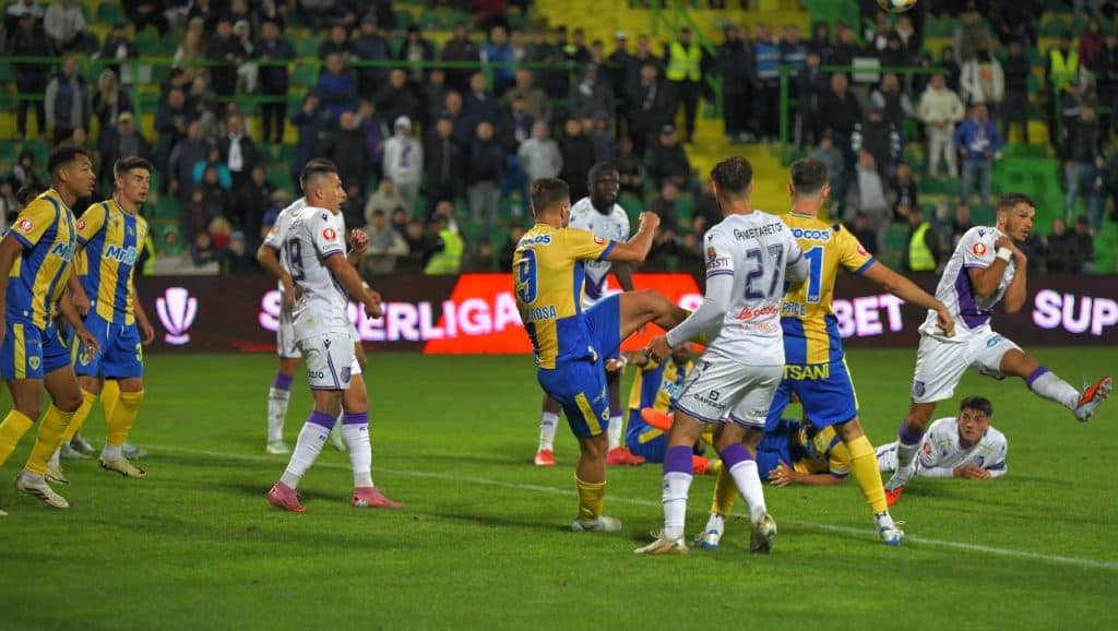 Petrolul se confruntă cu FC Argeș, astăzi, de la 20:00, cu detalii captivante pe Sport.ro. Antrenorii Eugen Neagoe și Bogdan Andone oferă o privire de ansamblu asupra meciului