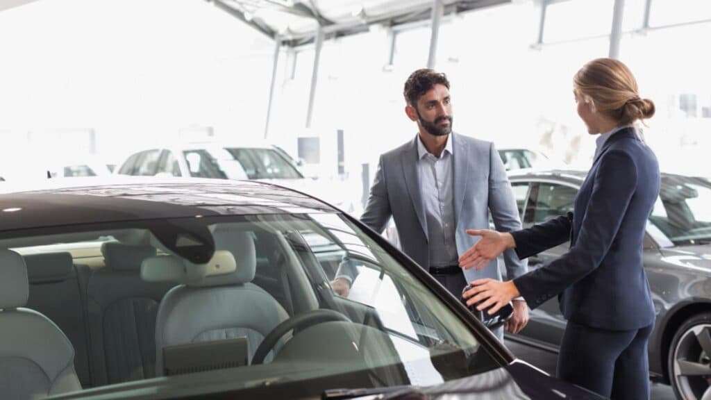Piața auto încetinește rapid: scădere de 33,5% în ianuarie, iar Renault cedează teren în fața unui nou brand chinezesc în Top 10