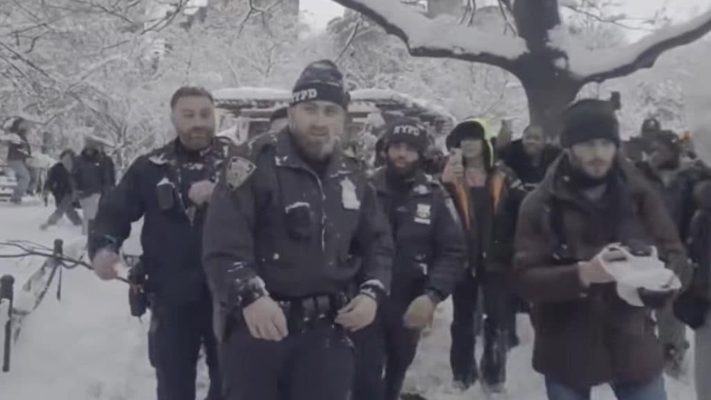 Un bărbat a fost reținut după o ceartă cu bulgări de zăpadă, incident care a stârnit controverse în New York