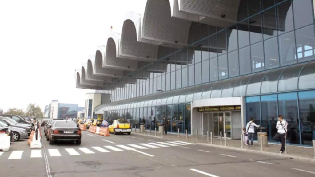 Ofițer de poliție de la Aeroportul Otopeni, surprins în acte de corupție: ar fi acceptat mită de 15 ori pentru a favoriza o companie de transport