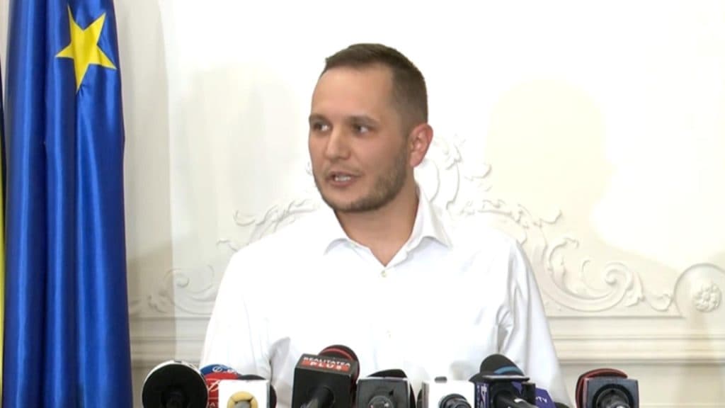 Prefectul Capitalei, patiser cu diplomă și cu un Bacalaureat de 5, este coordonator al intervențiilor în fața viscolului puternic