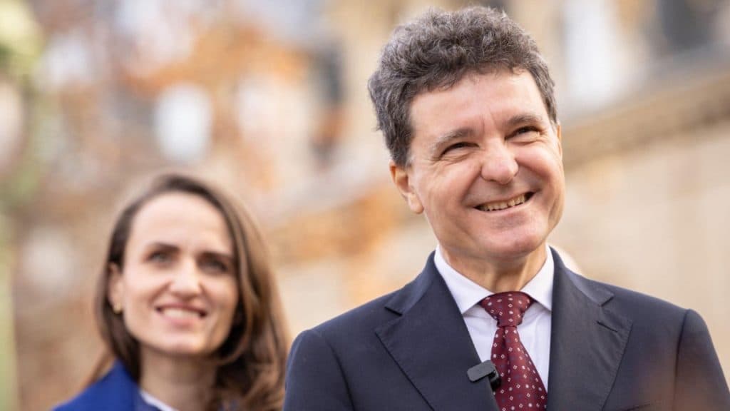„Nicușor Dan și echipa sa: Gafe pe bandă rulantă. Cum rezistă transformă România în ținta ironiilor internaționale.”