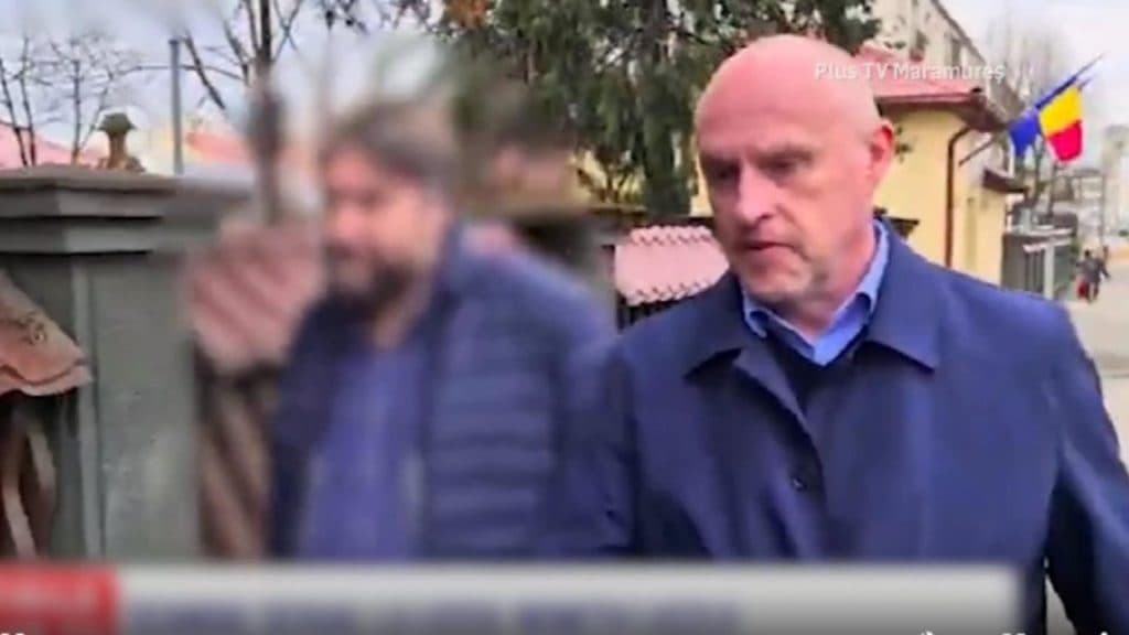 Profesorul acuzat de abuz a revenit în sălile de clasă, seducând elevele cu practici oculte și provocându-le suferință
