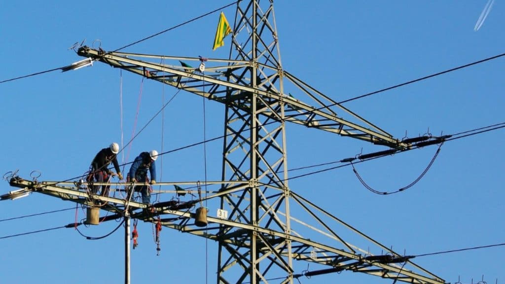 Inovație legislativă: Proprietarii ar putea câștiga controlul asupra liniilor electrice de pe terenurile lor