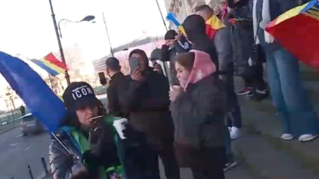 Demonstrație vibrantă la Curtea de Apel București: Oamenii strigă „Vrem turul doi înapoi!” și contestă decizia de anulare a alegerilor