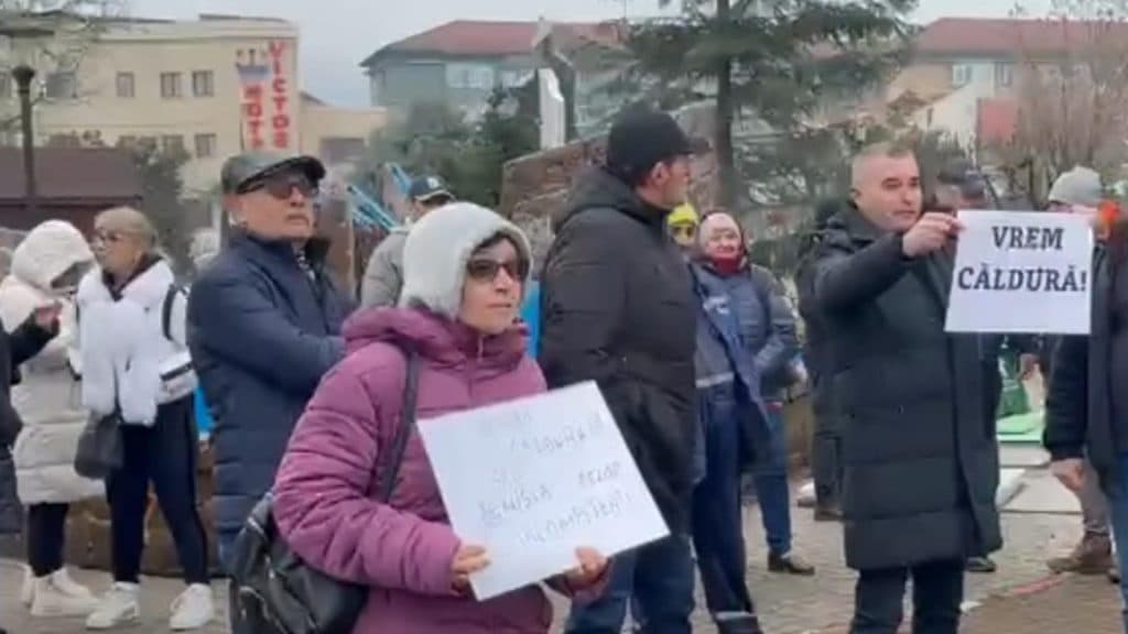 Oameni înfruntați de frig protestează în fața Primăriei Motru: „Cerem căldură!”
