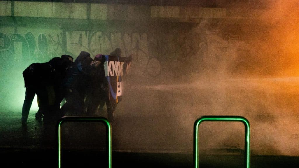 Protestele din Milano împotriva Jocurilor Olimpice de Iarnă: confruntări intense între demonstranți și forțele de ordine