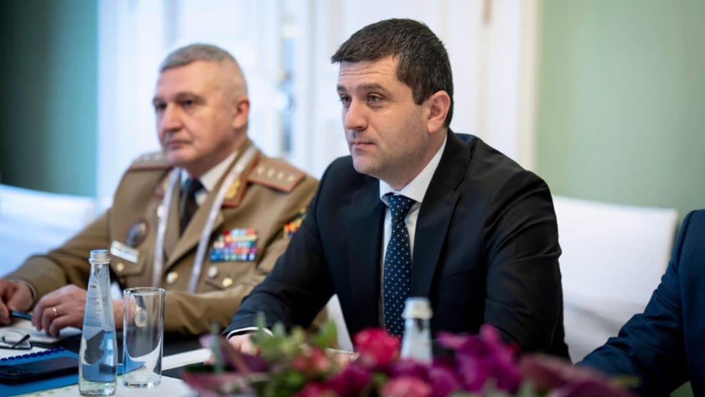 Conflictul se intensifică, iar ministrul Apărării abordează subiectul impozitelor: „În următoarele săptămâni, vor fi semnate contracte de aproape 10 miliarde de euro la Ministerul Apărării.”