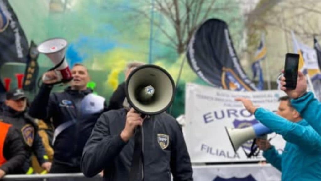 „Revolta împotriva sărăciei: Polițiștii ies în stradă pentru un protest masiv la ora 17:00, în fața ușilor lui Bolojan.”