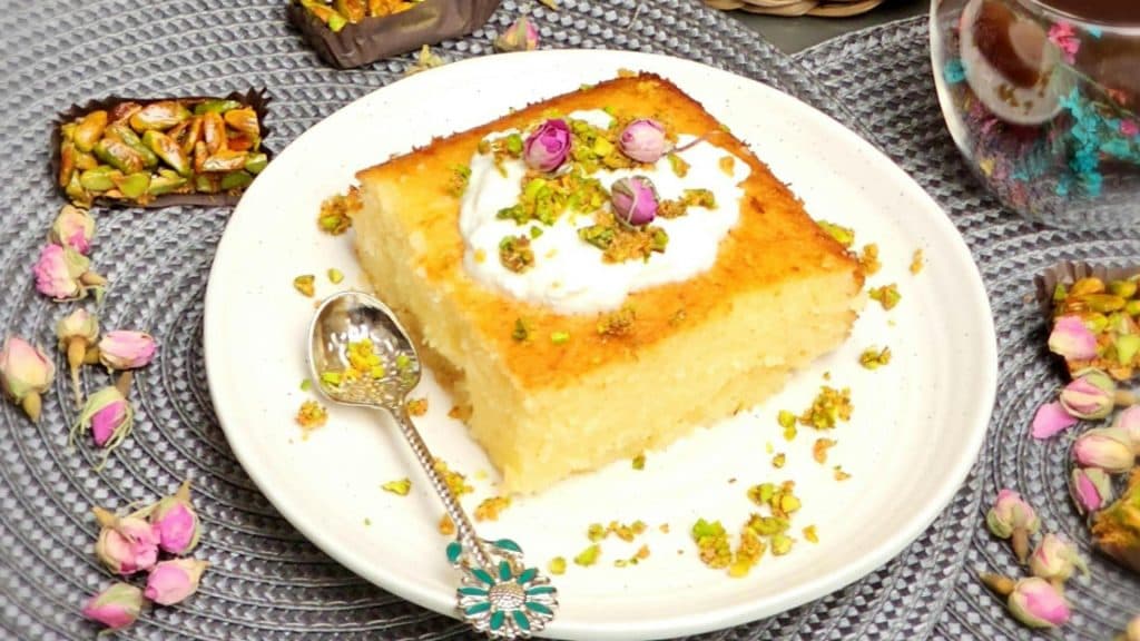 Descoperă rețeta delicioasei prăjituri grecești: Revani, un desert rapid cu note de lămâie