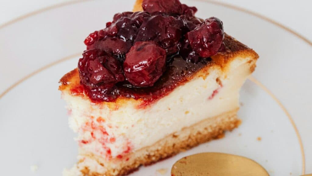 Cheesecake răcoritor cu fructe de pădure: un desert simplu de savurat